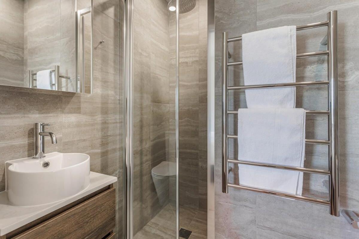 Fresh & Sleek Grey Lynn Unit With Private Patio Auckland Exterior foto